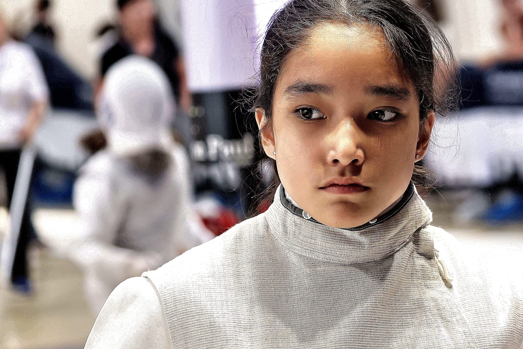 Jeune escrimeuse en garde
